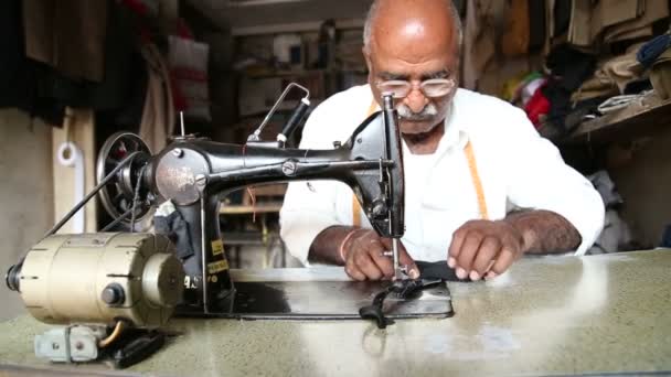 Indischer Mann näht an einer Nähmaschine — Stockvideo