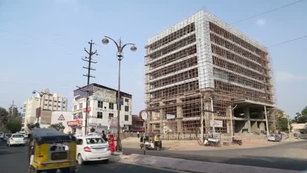 Verkehr und Gebäude in Jodhpur. — Stockvideo