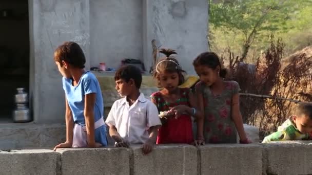 Kinderen staan aan de muur — Stockvideo