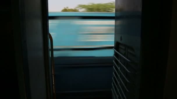 Train de passage parallèle — Video