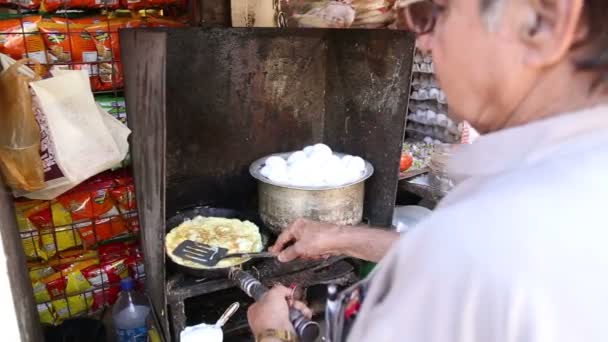 Muž se připravují jídla tradiční vejce v ulici stojí ve městě Jodhpur. — Stock video