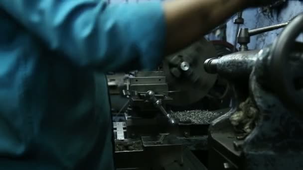Indische man bewegende delen van de machine — Stockvideo