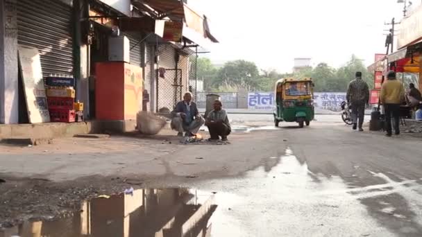 Indische Männer durch Feuer auf Straße in Jodhpur — Stockvideo
