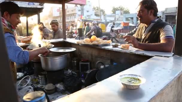 Man die door markt stand — Stockvideo