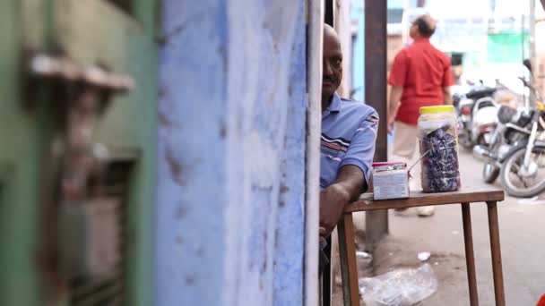 Hombre indio sentado junto a la mesa — Vídeo de stock