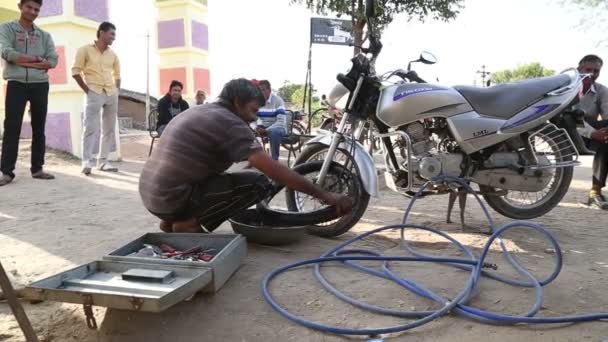 Mecânica motocicleta de reparação — Vídeo de Stock