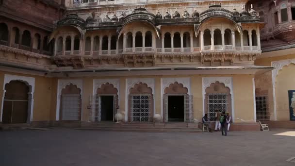 Building facade at Mehrangarh fort. — Stock Video