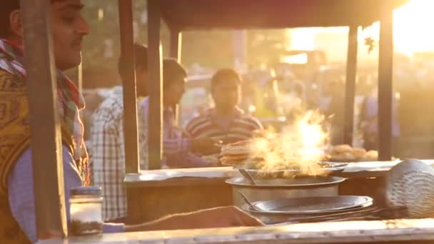 Vendeurs préparant la nourriture indienne locale — Video