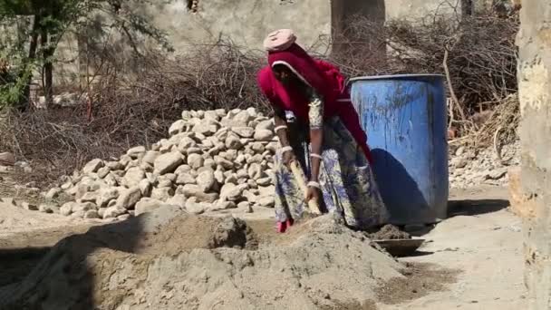 Femme creusant du sable — Video