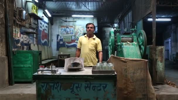 Vendedor indio en el stand — Vídeo de stock
