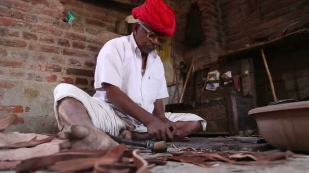Indische man die buigzaam materiaal — Stockvideo