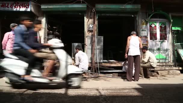 Men in front of a workshop — Stock Video