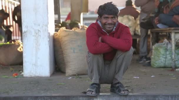 Lachende Indiase man zit — Stockvideo