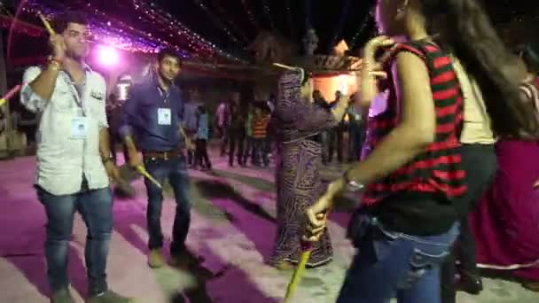 Jovens indianos homens e mulheres dançando — Vídeo de Stock