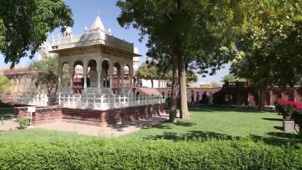 Jardín y ruinas del templo — Vídeo de stock