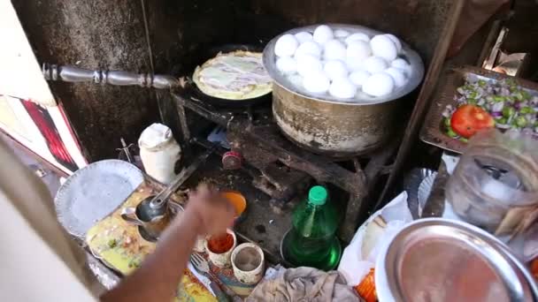 伝統的な卵の食事を準備する男 — ストック動画