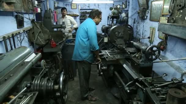 Homens indianos trabalhando em máquinas — Vídeo de Stock