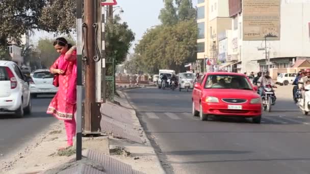 Femme en attente de bus — Video