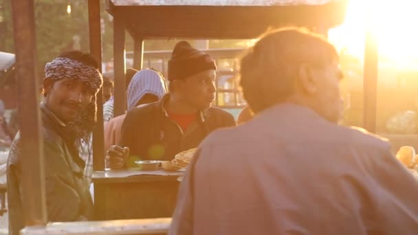 Vendedor preparando alimentos no stand de mercado — Vídeo de Stock