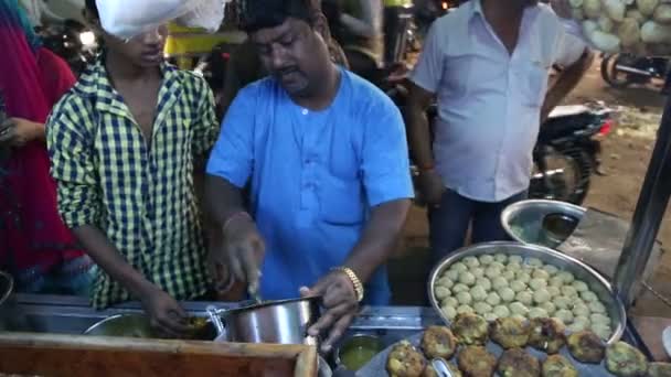 ローカル食糧を準備するインド人男性 — ストック動画