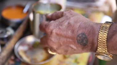 Yumurta karıştırma adam