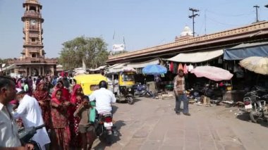 İnsanlar ve sokakta geçen aracı