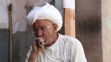 bir borudan sigara adam