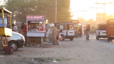 İnsanlar ve günbatımı, Araçlar