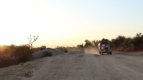 Van descendo a estrada rural — Vídeo de Stock