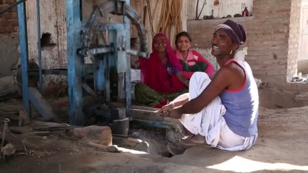 Индийский человек режет ветви деревьев — стоковое видео