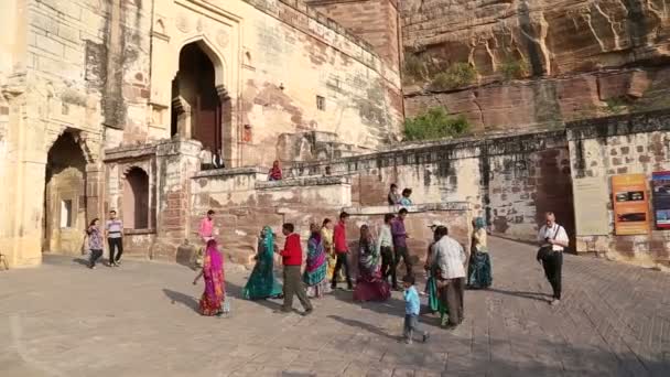 Ludzie mijając wejście twierdza Mehrangarh. — Wideo stockowe