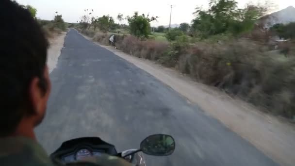 骑摩托车在乔德普尔. — 图库视频影像