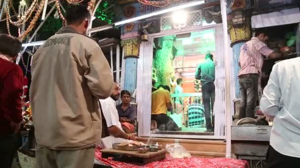 Indyjski mężczyzn przygotowanie lokalnych żywności — Wideo stockowe