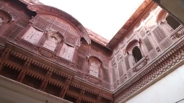 Building facade at Mehrangarh fort. — Stock Video