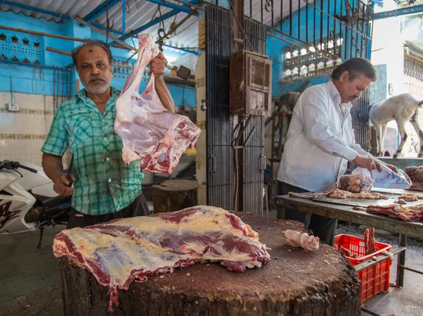 Rzeźnik pokazuje kawałek mięsa baraniego — Zdjęcie stockowe