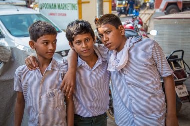 Çocuklar okul üniformaları standı