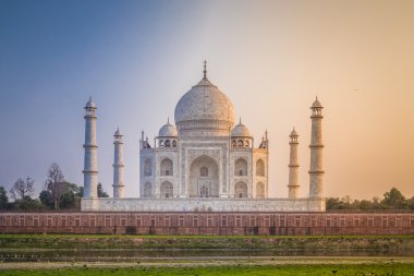 Kuzey yakasından Taj Mahal