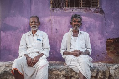 Erkekler siiting ev önünde