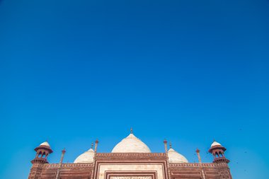 Batı tarafında Taj Mahal.