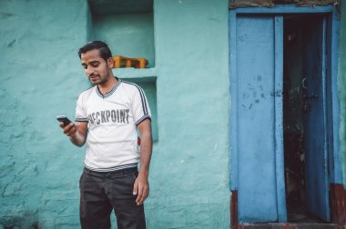 adam onun cep telefonu görünüyor