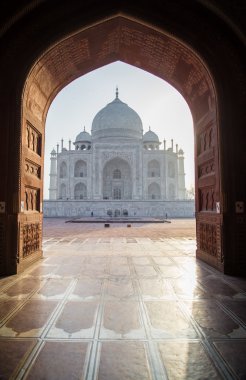 Taj Mahal üzerinden Camii