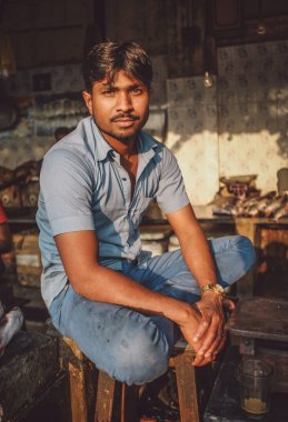 Çalışan bir Balık pazarı üzerinde pozlar