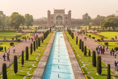 Taj Mahal'ın büyük kapıdan kuzey tarafında