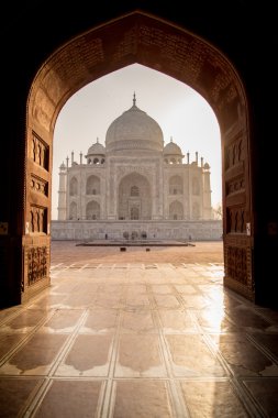Taj Mahal üzerinden Camii