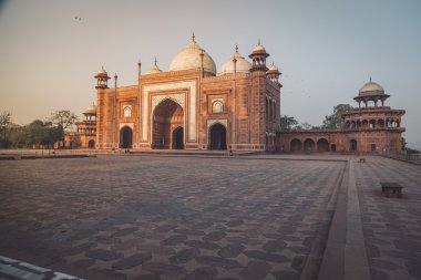 Batı tarafında Taj Mahal