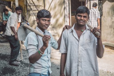 Genç Hintli işçiler standı