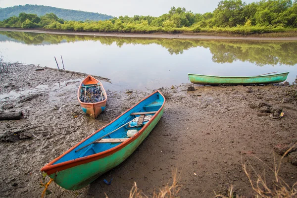 Three canoes on river — Stock Photo, Image