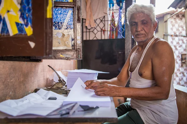 Homme assis à l'extérieur devant la maison — Photo