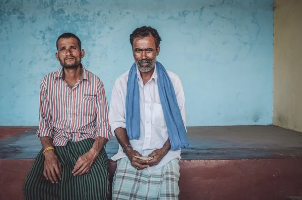 Hombres indios se sientan bajo un espacio cubierto —  Fotos de Stock