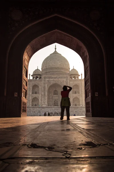 Woman photographing Taj — Zdjęcie stockowe